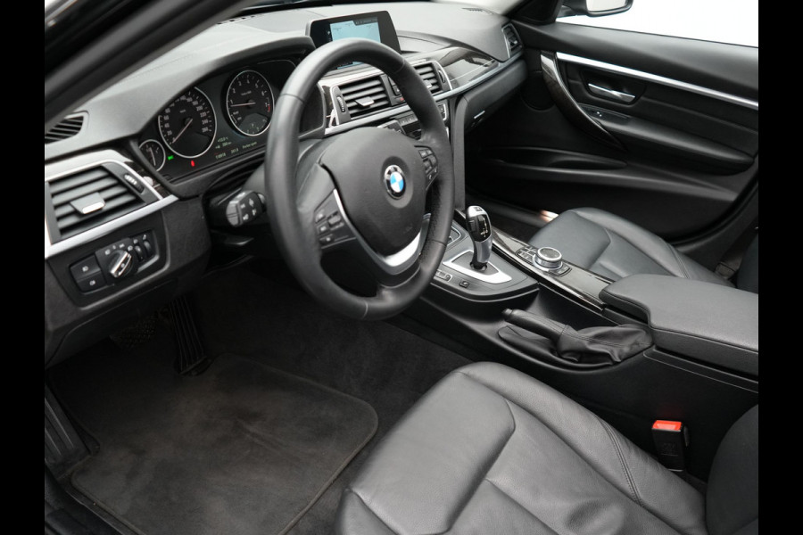 BMW 3 Serie Touring 320i Edition Luxury Line 184pk Automaat | Panodak | Trekhaak af Fabriek | Lederen Bekleding | LED Koplampen | 18"L.M | Navi Full Map | Stoelverwarming |