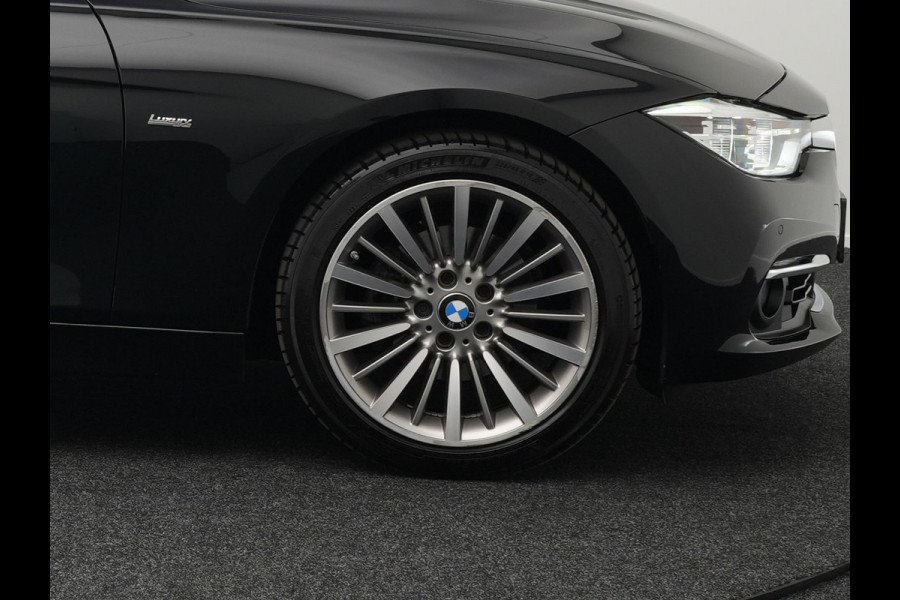 BMW 3 Serie Touring 320i Edition Luxury Line 184pk Automaat | Panodak | Trekhaak af Fabriek | Lederen Bekleding | LED Koplampen | 18"L.M | Navi Full Map | Stoelverwarming |