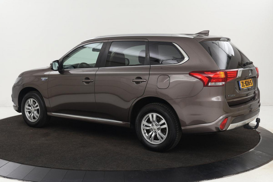 Mitsubishi Outlander 2.0 PHEV Pure | Trekhaak | Carplay | Camera | Half leder | Keyless | Climate control | Cruise control