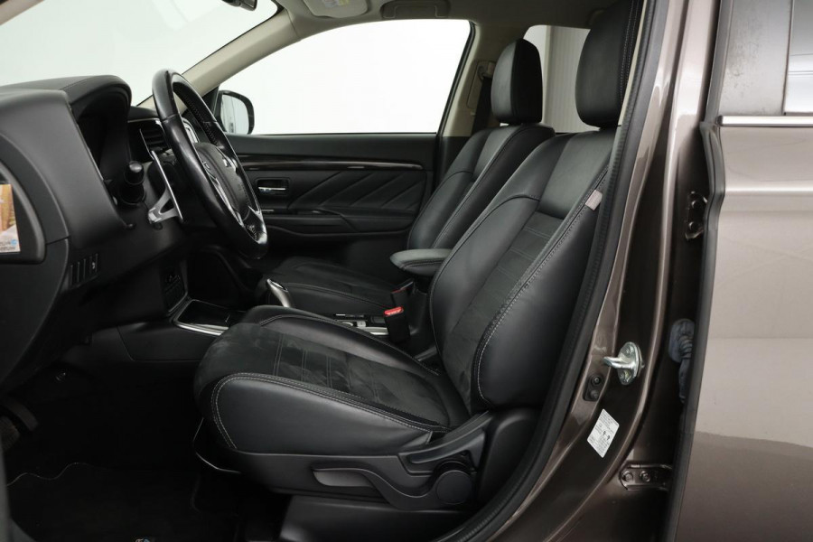 Mitsubishi Outlander 2.0 PHEV Pure | Trekhaak | Carplay | Camera | Half leder | Keyless | Climate control | Cruise control