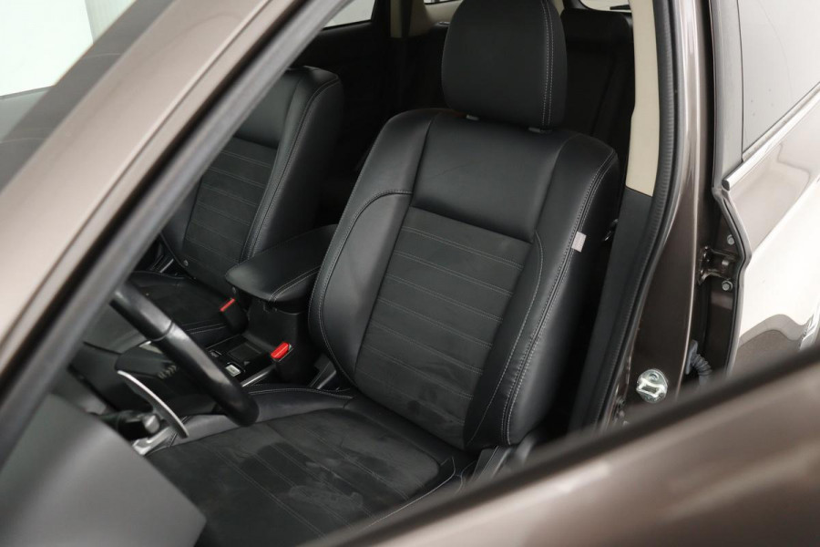 Mitsubishi Outlander 2.0 PHEV Pure | Trekhaak | Carplay | Camera | Half leder | Keyless | Climate control | Cruise control