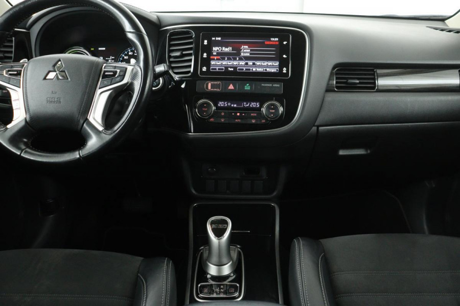 Mitsubishi Outlander 2.0 PHEV Pure | Trekhaak | Carplay | Camera | Half leder | Keyless | Climate control | Cruise control