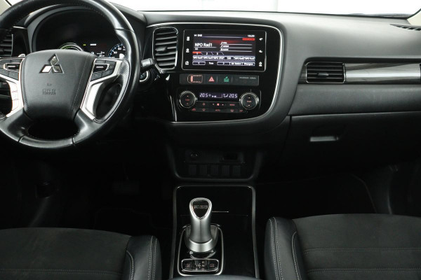 Mitsubishi Outlander 2.0 PHEV Pure | Trekhaak | Carplay | Camera | Half leder | Keyless | Climate control | Cruise control