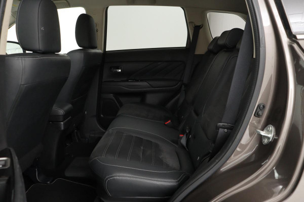Mitsubishi Outlander 2.0 PHEV Pure | Trekhaak | Carplay | Camera | Half leder | Keyless | Climate control | Cruise control