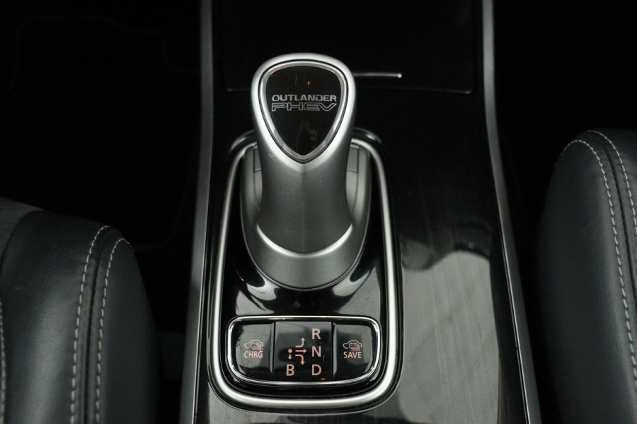 Mitsubishi Outlander 2.0 PHEV Pure | Trekhaak | Carplay | Camera | Half leder | Keyless | Climate control | Cruise control