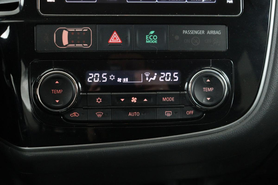 Mitsubishi Outlander 2.0 PHEV Pure | Trekhaak | Carplay | Camera | Half leder | Keyless | Climate control | Cruise control