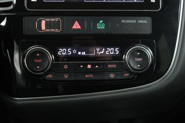 Mitsubishi Outlander 2.0 PHEV Pure | Trekhaak | Carplay | Camera | Half leder | Keyless | Climate control | Cruise control