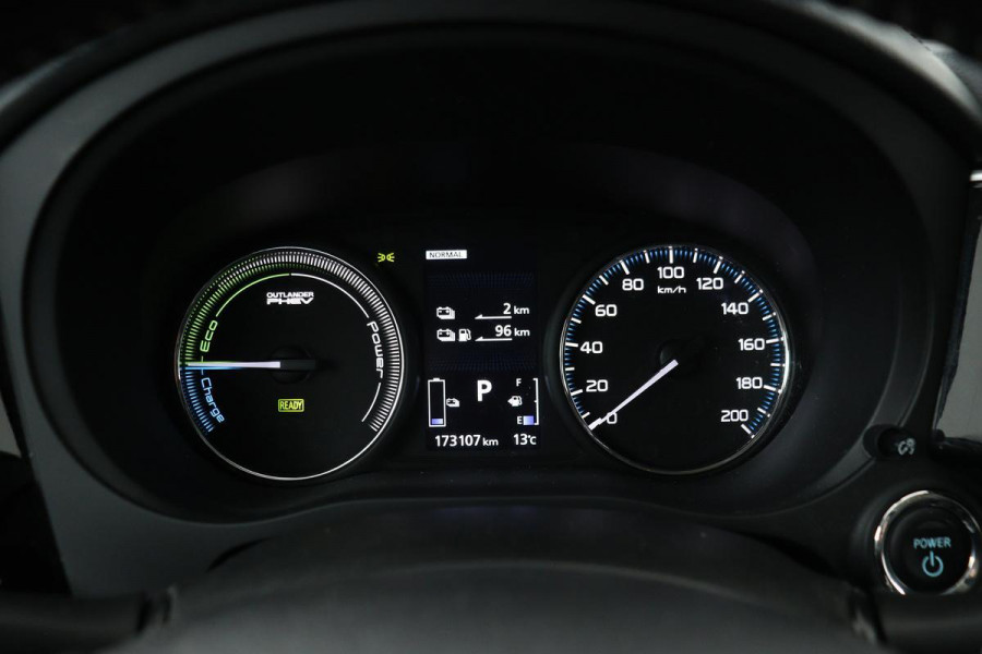 Mitsubishi Outlander 2.0 PHEV Pure | Trekhaak | Carplay | Camera | Half leder | Keyless | Climate control | Cruise control