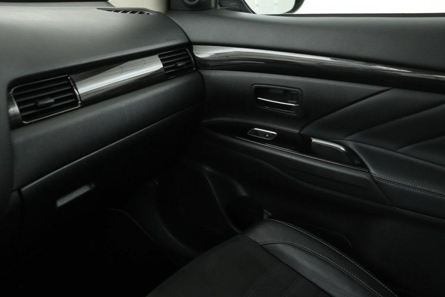 Mitsubishi Outlander 2.0 PHEV Pure | Trekhaak | Carplay | Camera | Half leder | Keyless | Climate control | Cruise control