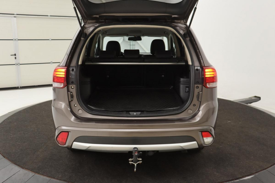 Mitsubishi Outlander 2.0 PHEV Pure | Trekhaak | Carplay | Camera | Half leder | Keyless | Climate control | Cruise control