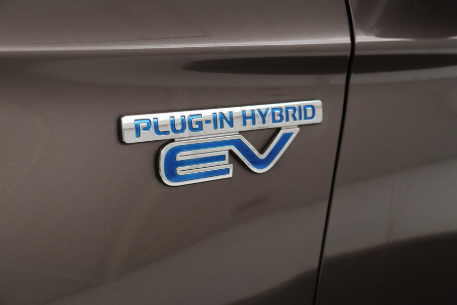Mitsubishi Outlander 2.0 PHEV Pure | Trekhaak | Carplay | Camera | Half leder | Keyless | Climate control | Cruise control