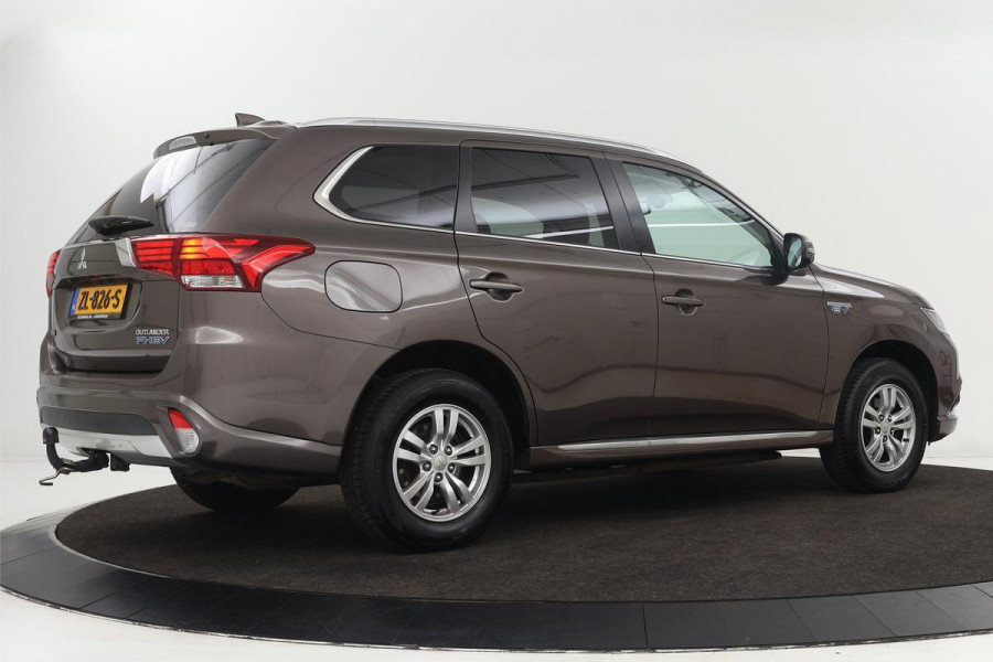 Mitsubishi Outlander 2.0 PHEV Pure | Trekhaak | Carplay | Camera | Half leder | Keyless | Climate control | Cruise control