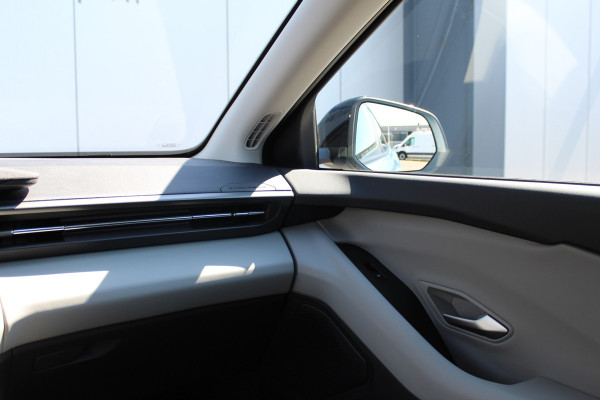 Ford Explorer Extended Range RWD 77kWh/286pk. Range 602km WLTP. Van €. 47650,- voor €. 39895,-. Fabr. garantie t/m 06-10-2028 ! Volautm. airco, elektr. achterklep, navigatie, stoel- en stuurwielverw., adaptieve cruise cntrl, lane- en side assist, 360gr. camera, LM wielen, etc