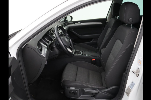 Volkswagen Passat 2.0 TDI Comfort Business | Stoelverwarming | Camera | Adaptive cruise | Carplay | Massage | Navigatie | Full LED | Parkeerhulp