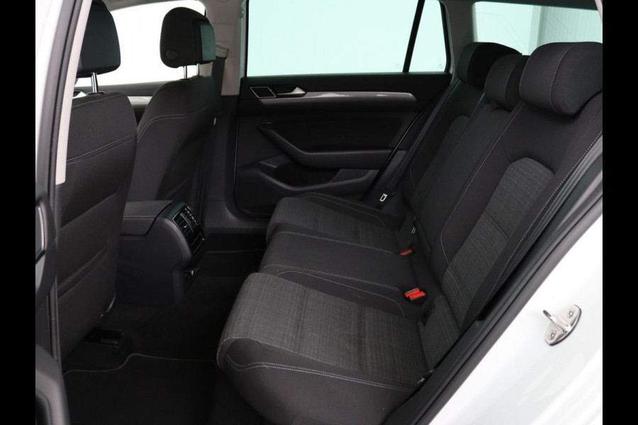 Volkswagen Passat 2.0 TDI Comfort Business | Stoelverwarming | Camera | Adaptive cruise | Carplay | Massage | Navigatie | Full LED | Parkeerhulp