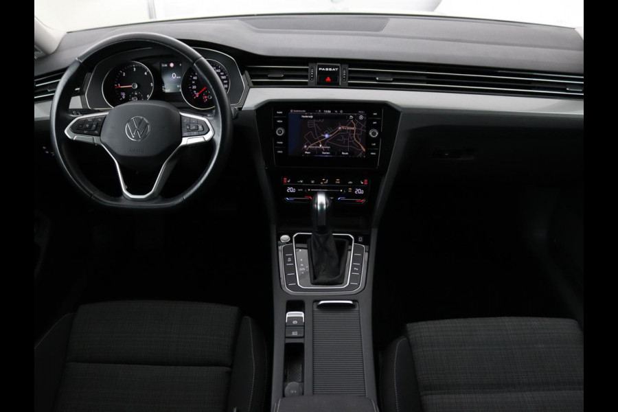 Volkswagen Passat 2.0 TDI Comfort Business | Stoelverwarming | Camera | Adaptive cruise | Carplay | Massage | Navigatie | Full LED | Parkeerhulp