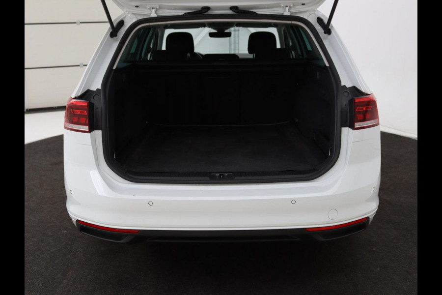 Volkswagen Passat 2.0 TDI Comfort Business | Stoelverwarming | Camera | Adaptive cruise | Carplay | Massage | Navigatie | Full LED | Parkeerhulp