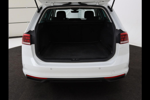 Volkswagen Passat 2.0 TDI Comfort Business | Stoelverwarming | Camera | Adaptive cruise | Carplay | Massage | Navigatie | Full LED | Parkeerhulp
