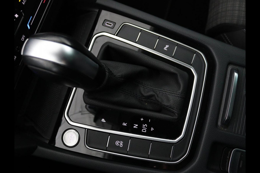 Volkswagen Passat 2.0 TDI Comfort Business | Stoelverwarming | Camera | Adaptive cruise | Carplay | Massage | Navigatie | Full LED | Parkeerhulp