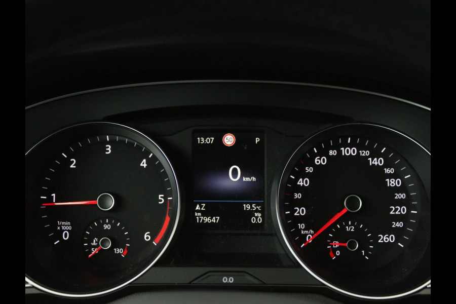 Volkswagen Passat 2.0 TDI Comfort Business | Stoelverwarming | Camera | Adaptive cruise | Carplay | Massage | Navigatie | Full LED | Parkeerhulp