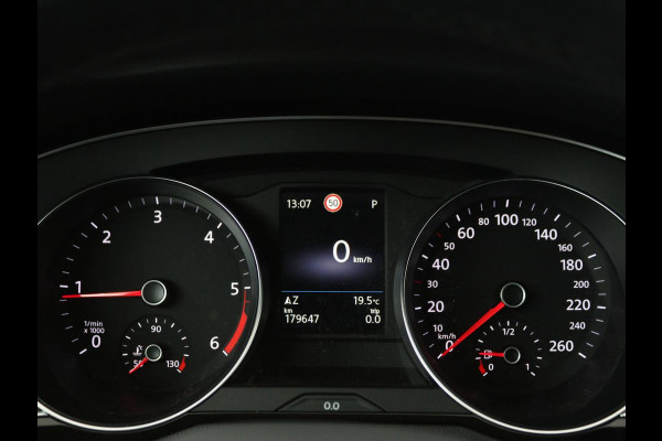 Volkswagen Passat 2.0 TDI Comfort Business | Stoelverwarming | Camera | Adaptive cruise | Carplay | Massage | Navigatie | Full LED | Parkeerhulp