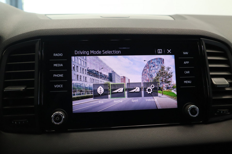 Škoda Karoq 1.5 TSI ACT Sportline Business CruiseControl Trekhaak Full-led