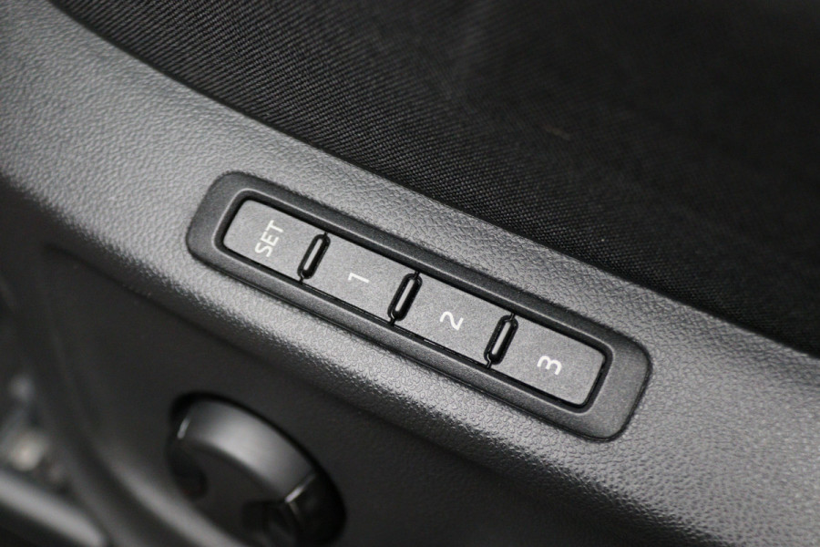 Škoda Karoq 1.0 TSI Style Business Automaat LED, Canton, Apple Carplay, Camera, ACC, Stuur-/Stoelverw., PDC