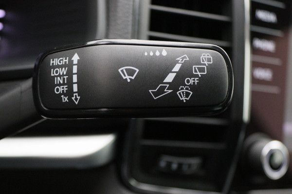 Škoda Karoq 1.0 TSI Style Business Automaat LED, Canton, Apple Carplay, Camera, ACC, Stuur-/Stoelverw., PDC
