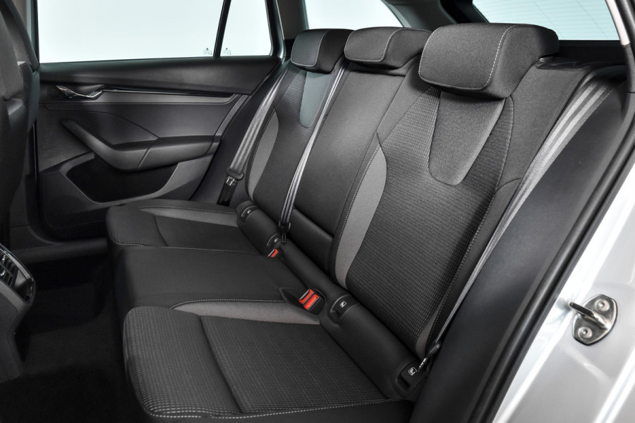 Škoda Octavia Combi 1.5 e-TSI 150 PK Business Edition - Automaat | Trekhaak | Cruise | Stoelverw. | PDC | Camera | NAV + App. Connect ECC | LM 17" |
