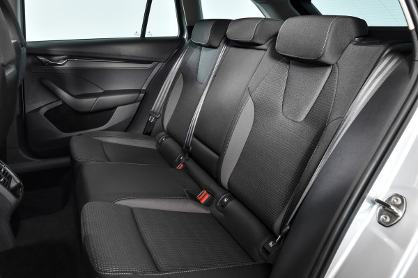 Škoda Octavia Combi 1.5 e-TSI 150 PK Business Edition - Automaat | Trekhaak | Cruise | Stoelverw. | PDC | Camera | NAV + App. Connect ECC | LM 17" |