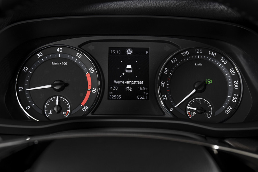 Škoda Octavia Combi 1.5 e-TSI 150 PK Business Edition - Automaat | Trekhaak | Cruise | Stoelverw. | PDC | Camera | NAV + App. Connect ECC | LM 17" |