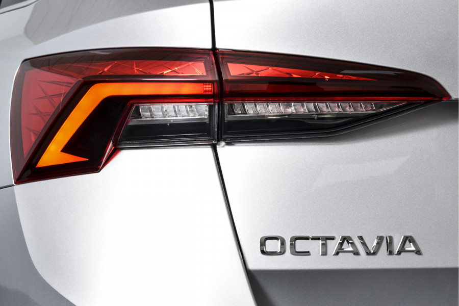 Škoda Octavia Combi 1.5 e-TSI 150 PK Business Edition - Automaat | Trekhaak | Cruise | Stoelverw. | PDC | Camera | NAV + App. Connect ECC | LM 17" |