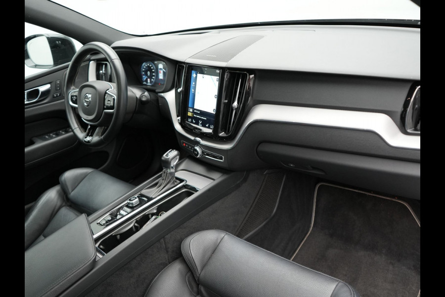 Volvo XC60 T6 R-Design AWD | Panodak | Trekhaak af Fabriek | Adaptive Cruise |Sportstoelen Memory | L.M. 19" | Harman/Kardon | 360 Camera | Carplay | DAB | Stoel & Stuurverwarming |