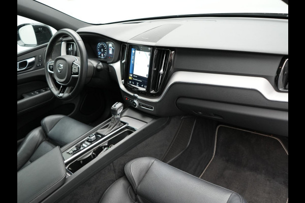 Volvo XC60 T6 R-Design AWD | Panodak | Trekhaak af Fabriek | Adaptive Cruise |Sportstoelen Memory | L.M. 19" | Harman/Kardon | 360 Camera | Carplay | DAB | Stoel & Stuurverwarming |