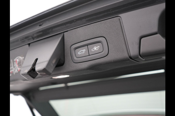 Volvo XC60 T6 R-Design AWD | Panodak | Trekhaak af Fabriek | Adaptive Cruise |Sportstoelen Memory | L.M. 19" | Harman/Kardon | 360 Camera | Carplay | DAB | Stoel & Stuurverwarming |