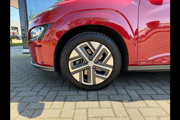 Hyundai Kona EV Comfort 64 kWh - Automaat - Navi - Climate - Parkeerhulp - Winterpakket