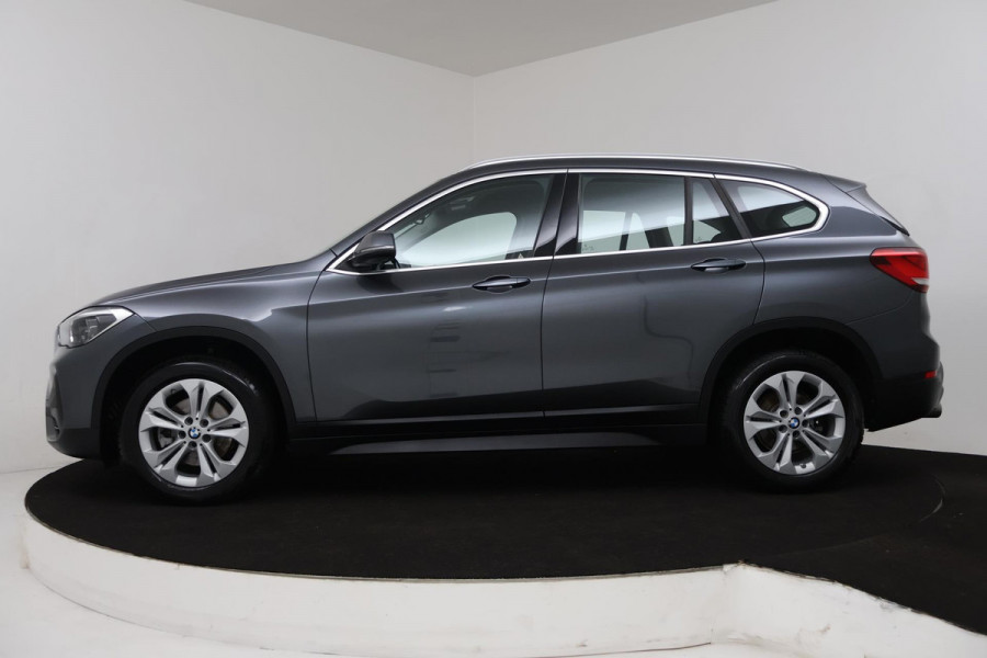 BMW X1 SDrive18i Executive Edition (PARKEERSENSOREN, NAVIGATIE, CRUISE, STOELVERWARMING, AUTOMAAT, NL-AUTO, DEALER ONDERHOUDEN)