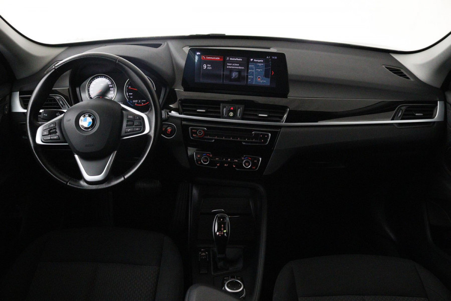 BMW X1 SDrive18i Executive Edition (PARKEERSENSOREN, NAVIGATIE, CRUISE, STOELVERWARMING, AUTOMAAT, NL-AUTO, DEALER ONDERHOUDEN)