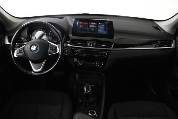 BMW X1 SDrive18i Executive Edition (PARKEERSENSOREN, NAVIGATIE, CRUISE, STOELVERWARMING, AUTOMAAT, NL-AUTO, DEALER ONDERHOUDEN)