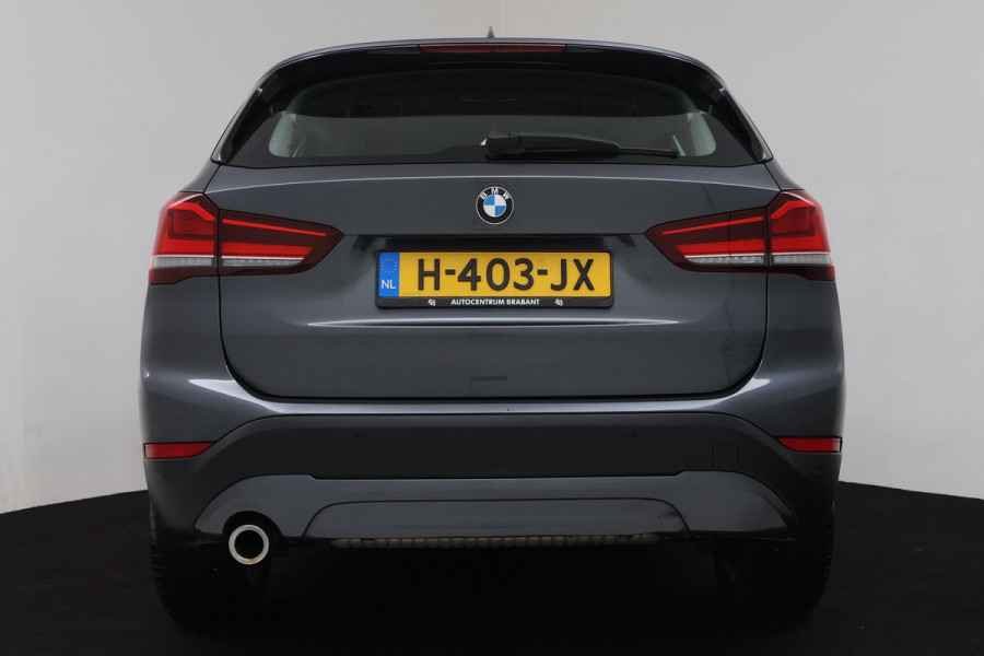 BMW X1 SDrive18i Executive Edition (PARKEERSENSOREN, NAVIGATIE, CRUISE, STOELVERWARMING, AUTOMAAT, NL-AUTO, DEALER ONDERHOUDEN)