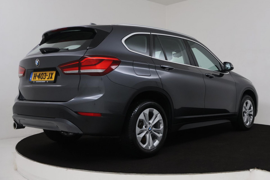 BMW X1 SDrive18i Executive Edition (PARKEERSENSOREN, NAVIGATIE, CRUISE, STOELVERWARMING, AUTOMAAT, NL-AUTO, DEALER ONDERHOUDEN)