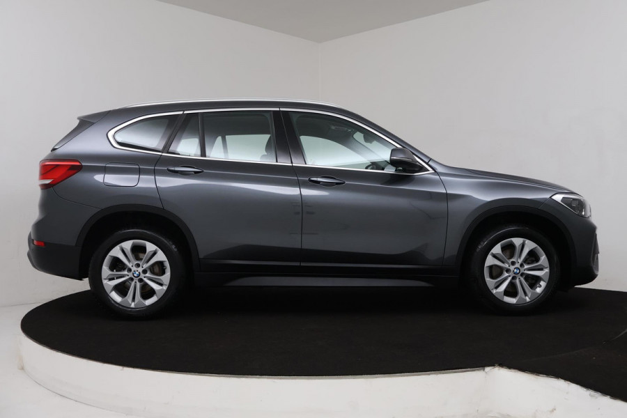 BMW X1 SDrive18i Executive Edition (PARKEERSENSOREN, NAVIGATIE, CRUISE, STOELVERWARMING, AUTOMAAT, NL-AUTO, DEALER ONDERHOUDEN)