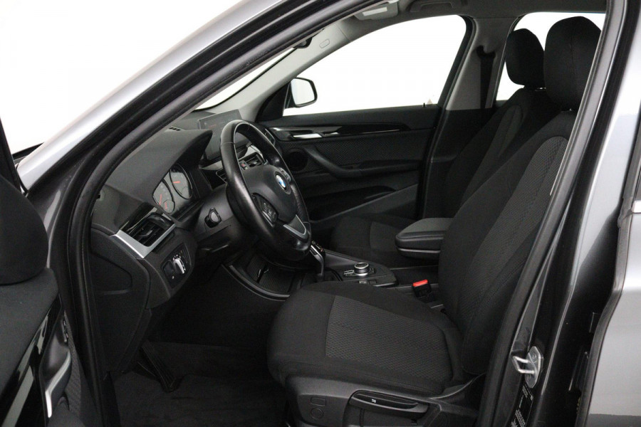 BMW X1 SDrive18i Executive Edition (PARKEERSENSOREN, NAVIGATIE, CRUISE, STOELVERWARMING, AUTOMAAT, NL-AUTO, DEALER ONDERHOUDEN)