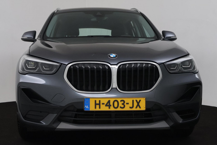 BMW X1 SDrive18i Executive Edition (PARKEERSENSOREN, NAVIGATIE, CRUISE, STOELVERWARMING, AUTOMAAT, NL-AUTO, DEALER ONDERHOUDEN)