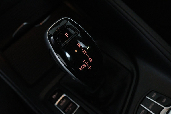 BMW X1 SDrive18i Executive Edition (PARKEERSENSOREN, NAVIGATIE, CRUISE, STOELVERWARMING, AUTOMAAT, NL-AUTO, DEALER ONDERHOUDEN)