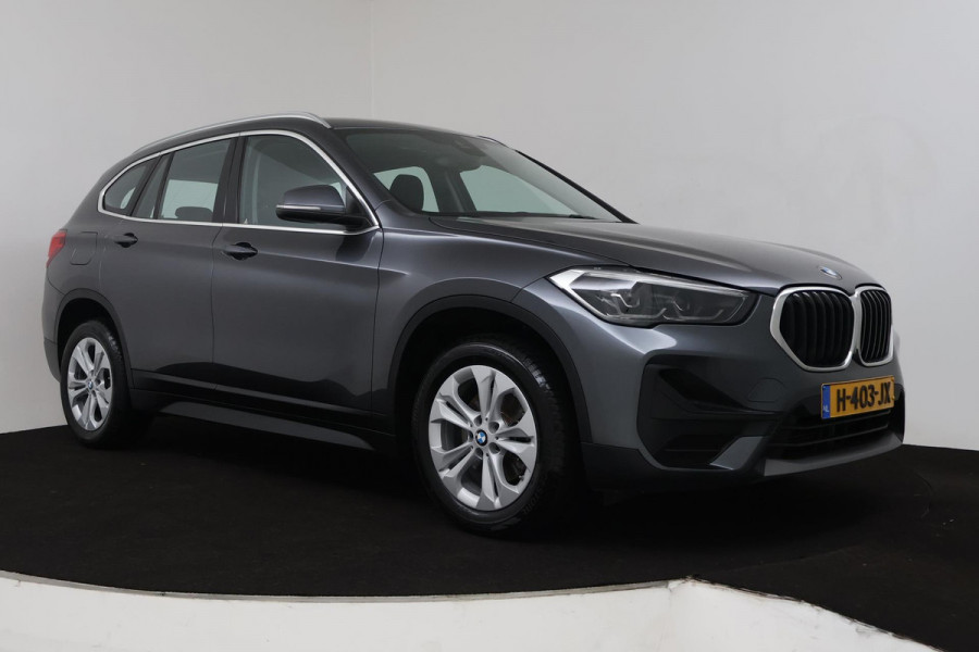 BMW X1 SDrive18i Executive Edition (PARKEERSENSOREN, NAVIGATIE, CRUISE, STOELVERWARMING, AUTOMAAT, NL-AUTO, DEALER ONDERHOUDEN)