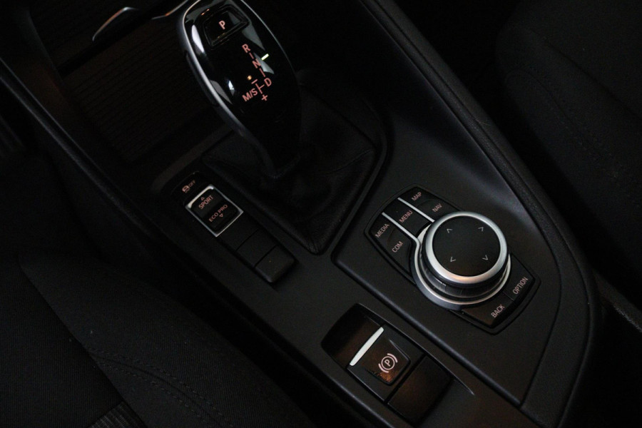 BMW X1 SDrive18i Executive Edition (PARKEERSENSOREN, NAVIGATIE, CRUISE, STOELVERWARMING, AUTOMAAT, NL-AUTO, DEALER ONDERHOUDEN)