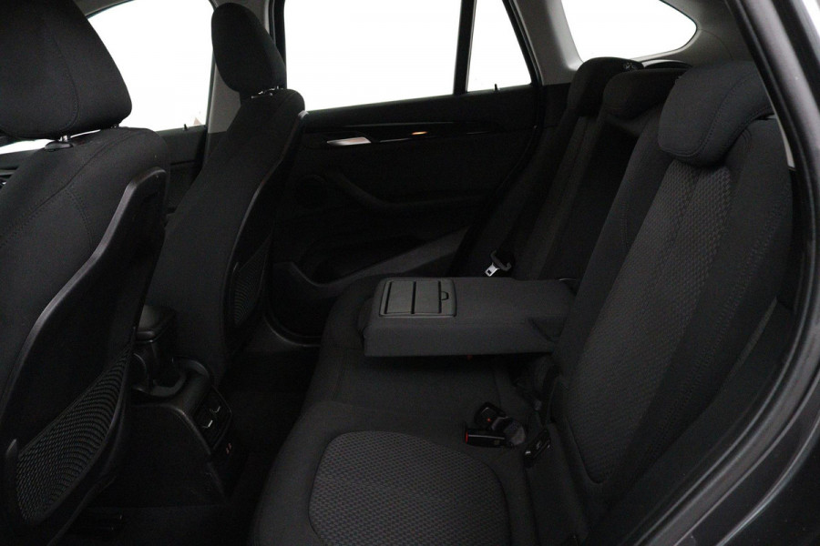 BMW X1 SDrive18i Executive Edition (PARKEERSENSOREN, NAVIGATIE, CRUISE, STOELVERWARMING, AUTOMAAT, NL-AUTO, DEALER ONDERHOUDEN)