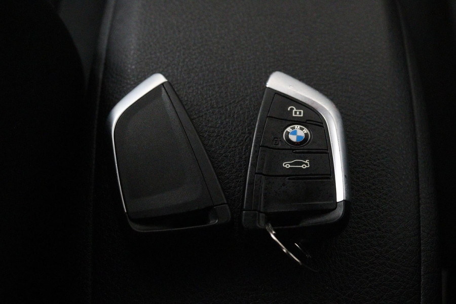 BMW X1 SDrive18i Executive Edition (PARKEERSENSOREN, NAVIGATIE, CRUISE, STOELVERWARMING, AUTOMAAT, NL-AUTO, DEALER ONDERHOUDEN)