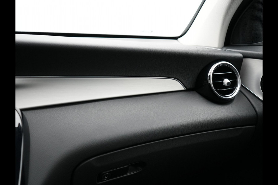 Mercedes-Benz GLC 300e 4MATIC Premium Plug In Hybrid 320pk PHEV | Trekhaak af fabriek | Apple Carplay | Keyless | DAB | Lederen Sportstoelen | Navi Full Map | BLIS |